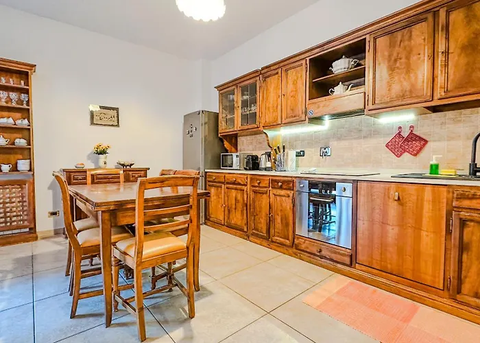 Lusso & Relax - 3 Camere, Jacuzzi, Parcheggio Апартаменты *